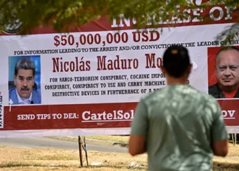 Cartel con anuncio sobre recompensa de EE.UU. por Maduro y vedeja aparece en frontera entre Colombia y Venezuela