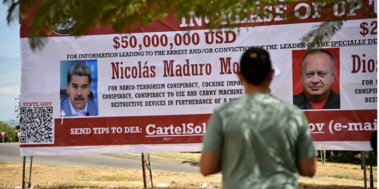 Cartel con anuncio sobre recompensa de EE.UU. por Maduro y vedeja aparece en frontera entre Colombia y Venezuela