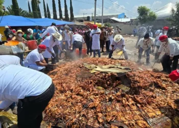 ¡En hornos gigantes! Actopan prepara barbacoa con 105 borregos
