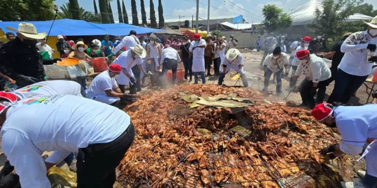 ¡En hornos gigantes! Actopan prepara barbacoa con 105 borregos