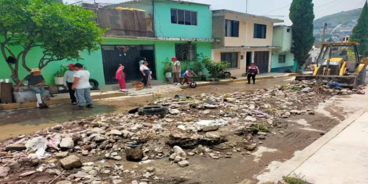 La Cañada en Ecatepec sucumbe a deslizamientos de piedras y lodo