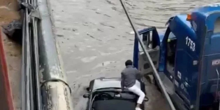 Lluvias: ¡Héroe al balancín! Trailero salva a conductor atrapado en su auto deportivo
