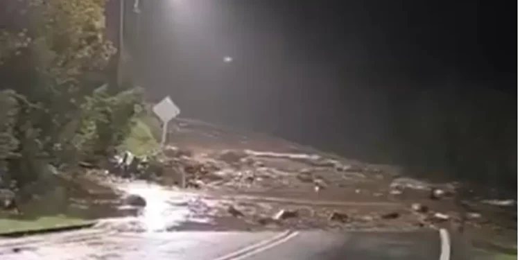 Decretan alerta roja en Puerto Montt por crecida de río Lenca