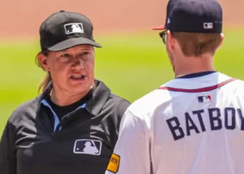 Jen Pawol derriba una defensa de género al ser la primera umpire en las Grandes Ligas