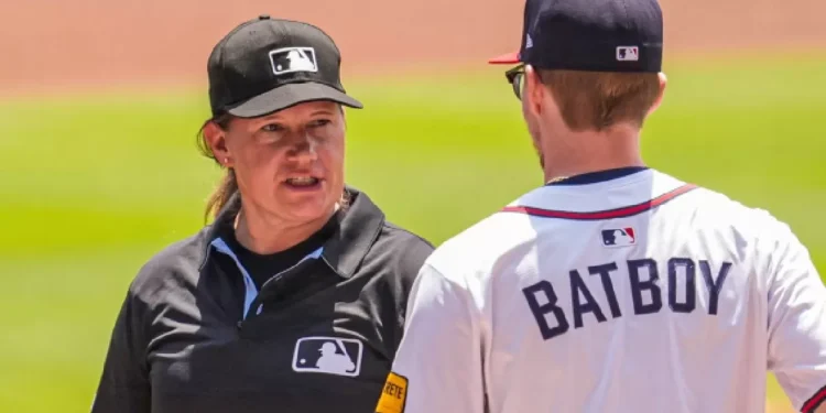 Jen Pawol derriba una defensa de género al ser la primera umpire en las Grandes Ligas
