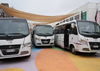 Gobierno interno de Valparaíso entrega tres buses para traslado de estudiantes a Municipio de La Cruz