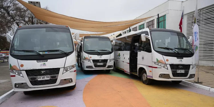 Gobierno interno de Valparaíso entrega tres buses para traslado de estudiantes a Municipio de La Cruz