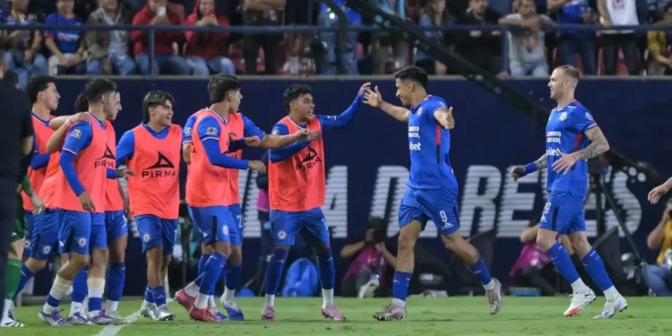 Apertura 2025: Cruz Azul gana 2-1 al santo Luis con drama y expulsión controvertida