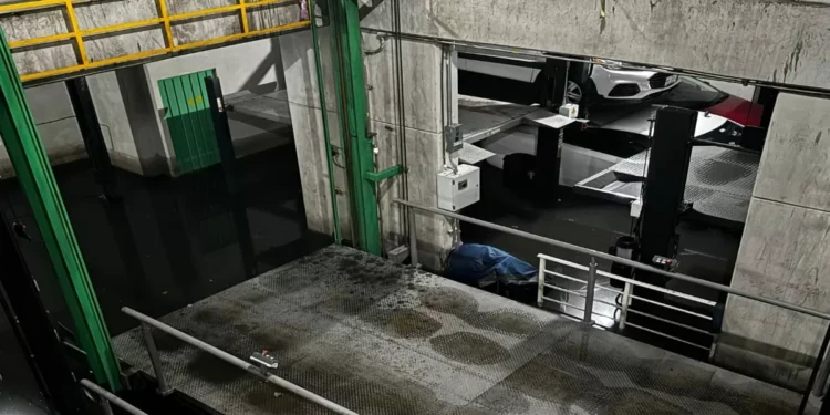 Inundación de estacionamiento en Iztacalco afecta a 19 automóviles