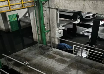 Inundación de estacionamiento en Iztacalco afecta a 19 automóviles