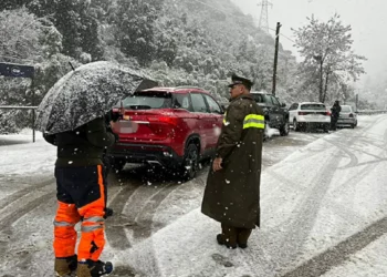 Autoridades anuncian medidas para agilizar flujo en trayecto a Farellones debido a colapso vial