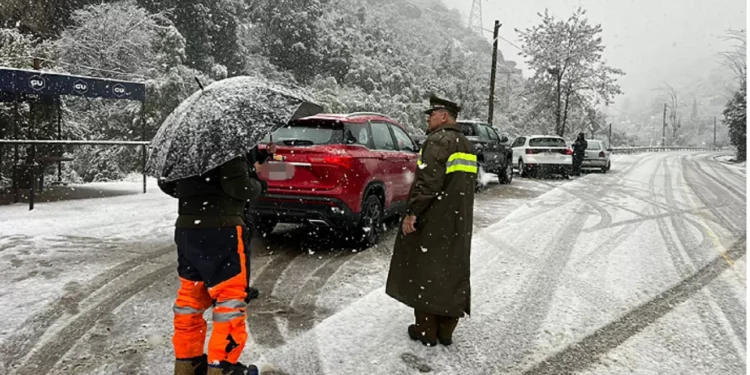 Autoridades anuncian medidas para agilizar flujo en trayecto a Farellones debido a colapso vial