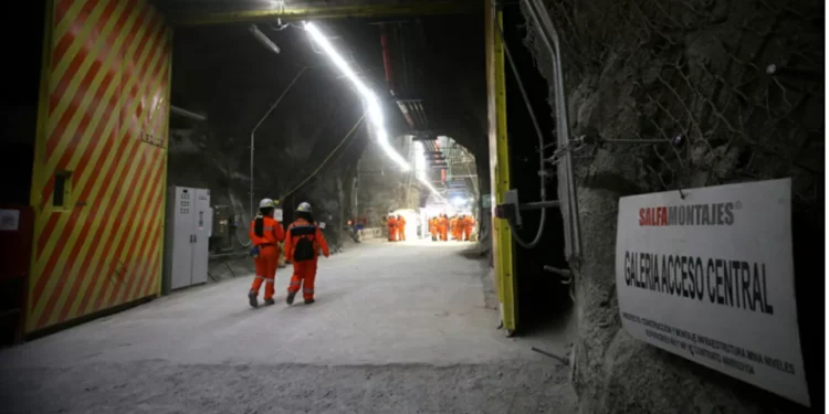 Codelco informa que aria restarían 70 metros para llegar a ubicación de mineros