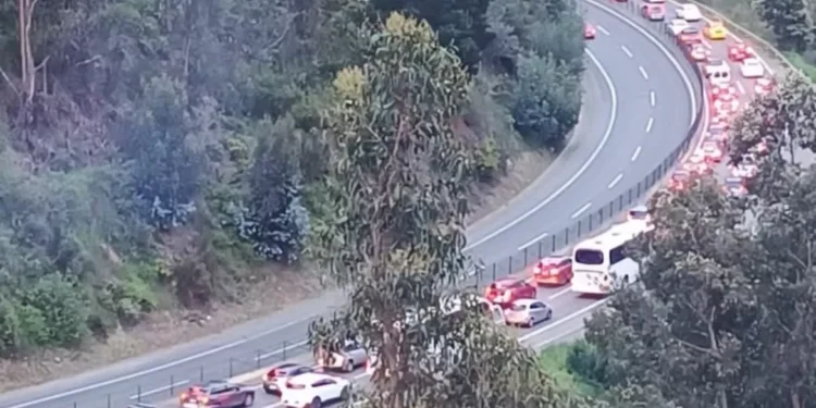 Gigantescos atochamientos por trabajos de amenaza tras lluvias en la bajada Santos Ossa