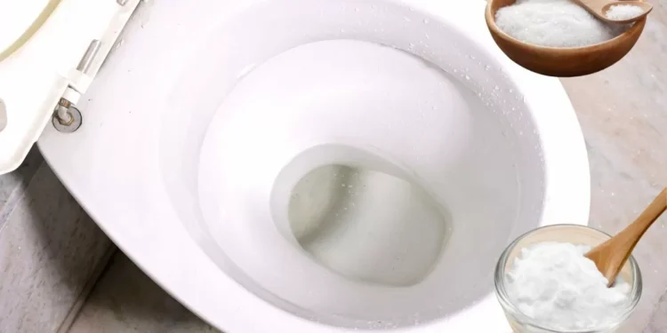 ¿Para qué sirve trasvasar sal y bicarbonato al inodoro? El truco que pocos conocen