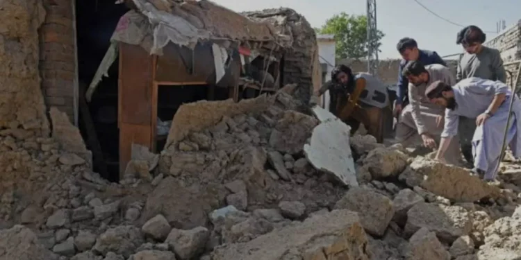 Terremoto en Afganistán deja al menos 800 fallecidos y miles de heridos