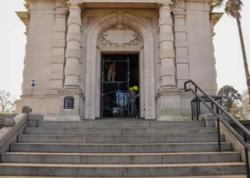 El pequeño Big Ben porteño de Retiro y el minucioso trabajo de restauración de una pieza culminante entre expertos y estudiantes