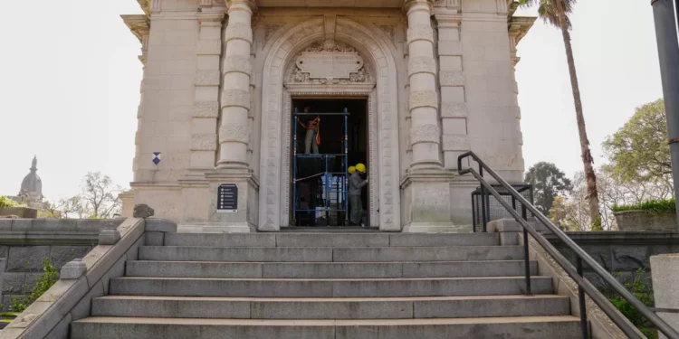 El pequeño Big Ben porteño de Retiro y el minucioso trabajo de restauración de una pieza culminante entre expertos y estudiantes