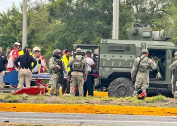 Volcadura de convoy militar deja lesionados a 8 sujetos ligados al crimen organizado