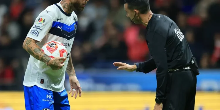 VIDEO: Sergio Ramos falla penal a lo ‘Panenka’ contra Hugo González