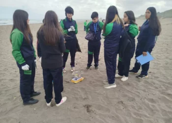 Estudiantes de seminario Mantagua de Quintero se la juegan por la limpieza de Playas