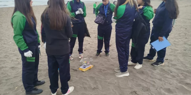 Estudiantes de seminario Mantagua de Quintero se la juegan por la limpieza de Playas