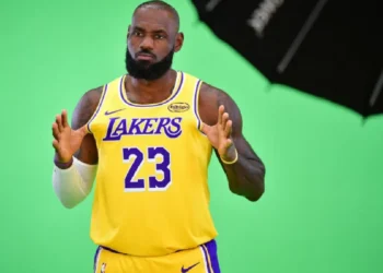 NBA: LeBron James se abre camino a su temporada 23