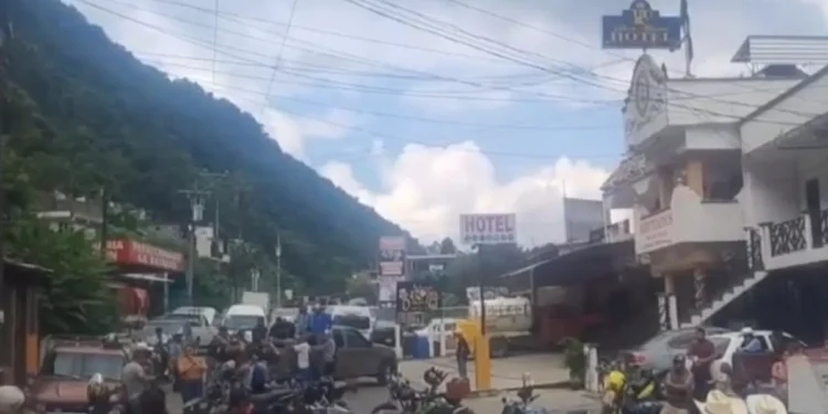 Quince comunidades sin luz: toman alcaldía y cierran vía clave en cumplido