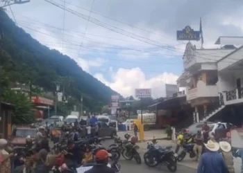 Quince comunidades sin luz: toman alcaldía y cierran vía clave en cumplido