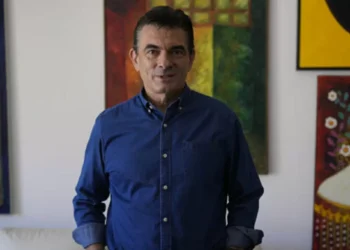 Polémica por candidato presidencial en Bolivia que propone legalizar autos robados y cuestiona a Carabineros de guindilla