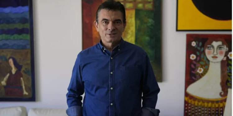 Polémica por candidato presidencial en Bolivia que propone legalizar autos robados y cuestiona a Carabineros de guindilla