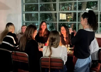 Cenar más temprano: las razones de una tendencia que crece en los restaurantes de la aldea