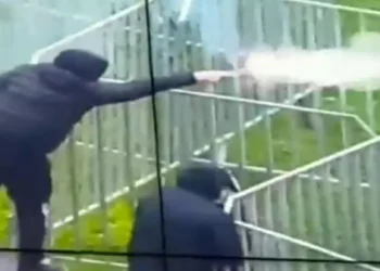 Al menos tres detenidos después que encapuchados lanzan fuegos artificiales y elementos contundentes en cementerio general