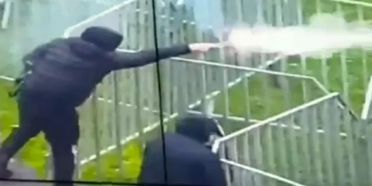 Al menos tres detenidos después que encapuchados lanzan fuegos artificiales y elementos contundentes en cementerio general