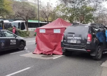 Un hombre murió mientras manejaba por la Av. 9 de Julio: “Tuvo un fuerte dolor en el busto y se descompensó”