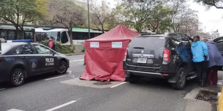 Un hombre murió mientras manejaba por la Av. 9 de Julio: “Tuvo un fuerte dolor en el busto y se descompensó”
