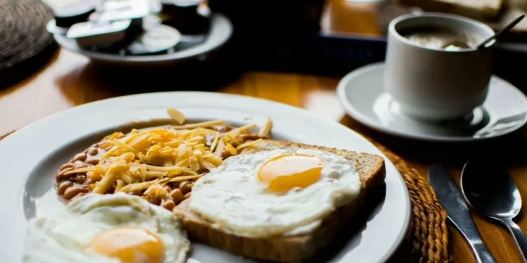 Desayunar tarde aumenta riesgo de muerte prematura, revela estudio