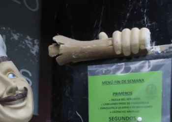 El peculiar cartel de un bar de Burgos que prohíbe a los clientes obtener con este tipo de pantalones ha provocado una fuerte polémica: “Yo veo eso y no tengo ni ganas de obtener”