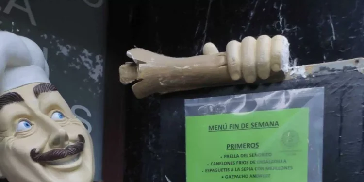 El peculiar cartel de un bar de Burgos que prohíbe a los clientes obtener con este tipo de pantalones ha provocado una fuerte polémica: “Yo veo eso y no tengo ni ganas de obtener”