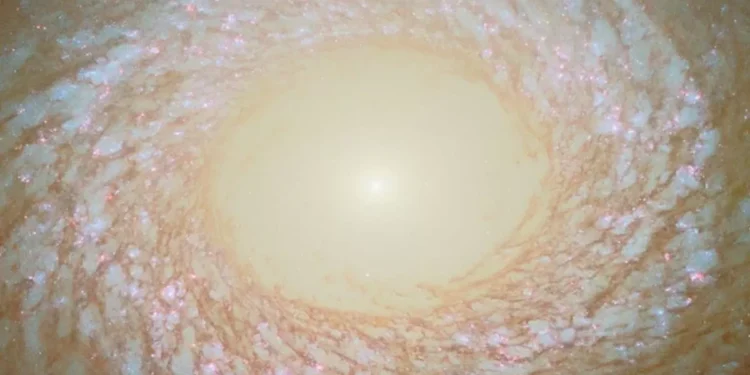 La galaxia que desconcierta a los astrónomos: ¿hélice, elíptica o ambas?