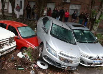 Inundaciones en Buenos Aires: el barrio que amaneció con espina montaña de autos