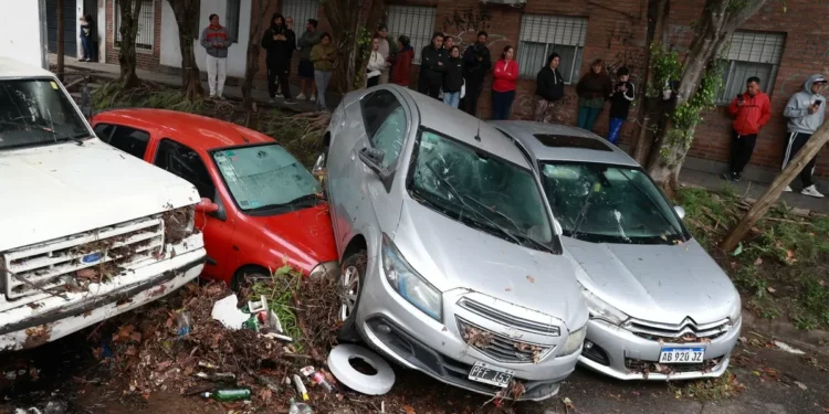 Inundaciones en Buenos Aires: el barrio que amaneció con espina montaña de autos