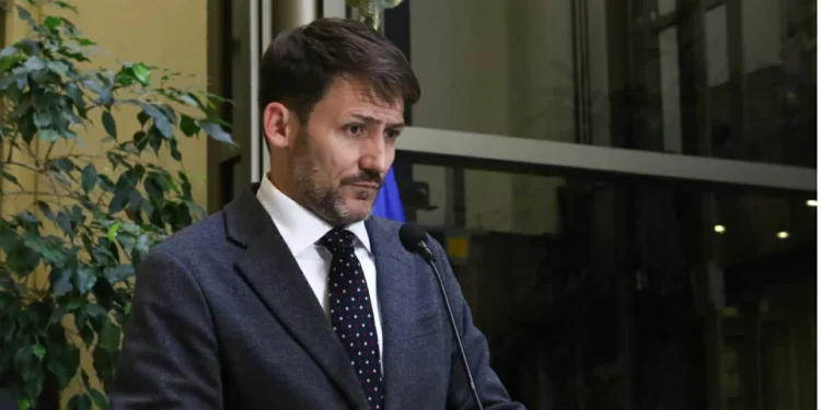 Boric pide la renuncia del ministro Diego Pardow en aire del escándalo por error en tarifas eléctricas