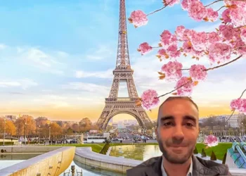 Simón Levy reaparece en vivo “desde México” con la Torre Eiffel de asiento