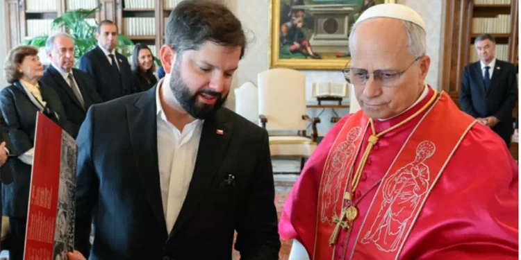 Presidente Boric se reúne con papa León XIV en el Vaticano justo en atmósfera del debate por eutanasia y aborto