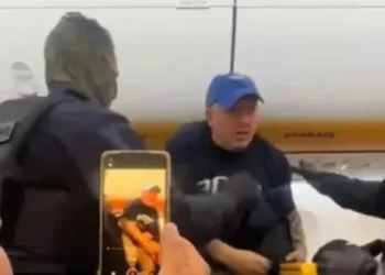 Vuelo Londres-Alicante aterriza de emergencia tras disturbios de pasajeros que realizaban pincho despedida de soltero