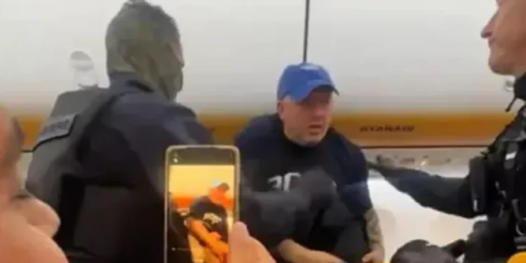 Vuelo Londres-Alicante aterriza de emergencia tras disturbios de pasajeros que realizaban pincho despedida de soltero