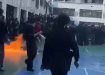 administrativo del Instituto Nacional es atacado con bomba molotov durante graves desmanes en el establecimiento