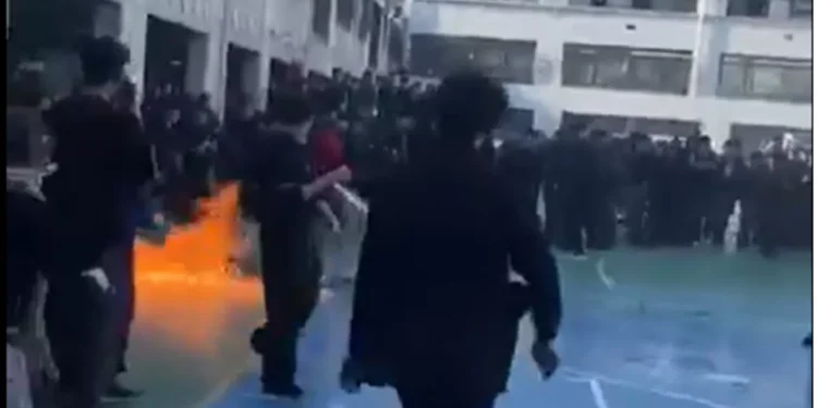 administrativo del Instituto Nacional es atacado con bomba molotov durante graves desmanes en el establecimiento