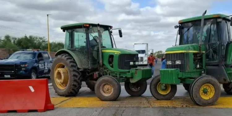 Campesinos bloquean caseta en Guasave, Sinaloa